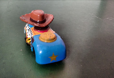 Miniatura de metal carro Woody Disney racers, 7 cm de comprimento R$ 15,00