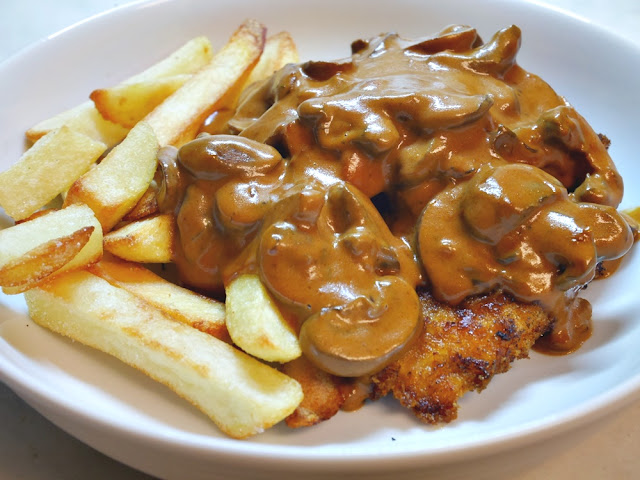 Schnitzel mit Metaxa-Soße und Pommes, das butterzarte Schnitzel zubereitet im Air-Fryer.