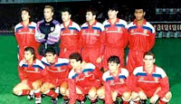 ATLÉTICO DE MADRID. Temporada 1993-94. López, Diego, Vizcaíno, Juanito, Caminero, Moacir; Kosecki, Manolo, Luis García, Toni y Pirri. REAL SPORTING DE GIJÓN 1 CLUB ATLÉTICO DE MADRID 1. 25/09/1993. Campeonato de Liga de 1ª División, jornada 4. Gijón (Asturias), estadio El Molinón. GOLES: 1-0: 27’, Abelardo. 1-1: 45’, Manolo.