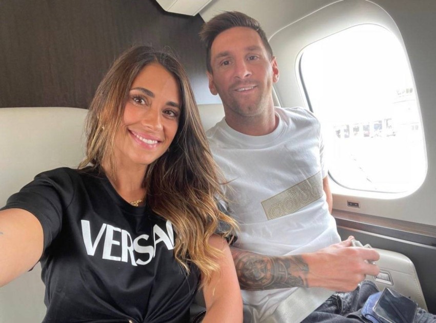 Antonella Messi: Together towards a new adventure Antonella Roccuzzo and her three children accompany her husband, Argentine soccer star Lionel Messi, on his trip to France, which started today, Wednesday from Barcelona, ​​to complete his transfer to Paris Saint-Germain.