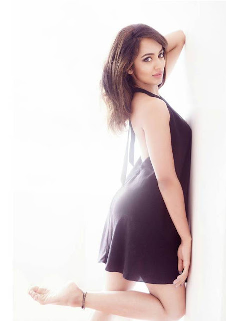 Tejaswi Madivada Hot photo Gallery And Wallpapers5