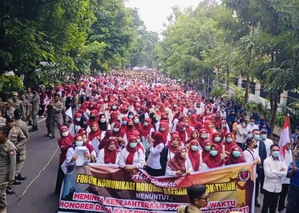 Ribuan tenaga non ASN Lotim geruduk kantor bupati minta gaji UMK