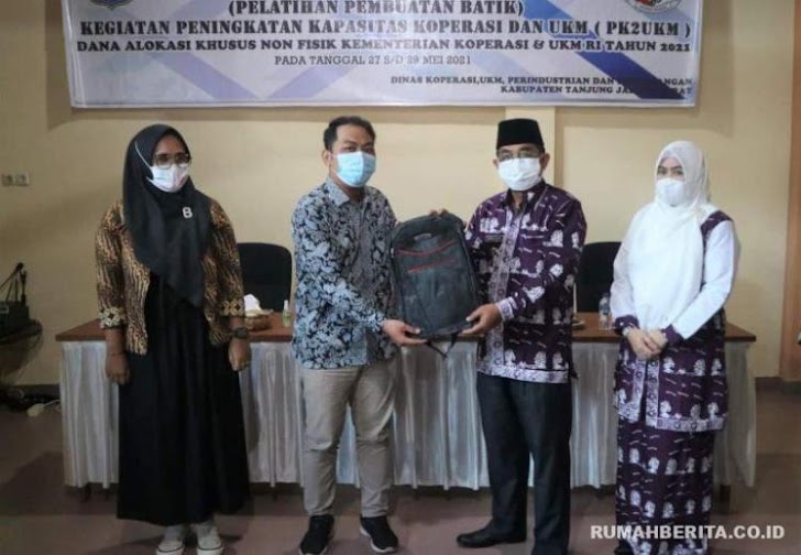 Bupati Tanjabbar Anwar Sadat Buka Pelatihan Pembuatan Batik Didampingi Istri