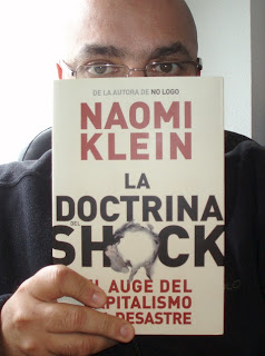 Manuel Torres con "La doctrina del shock" de Naomi Klein