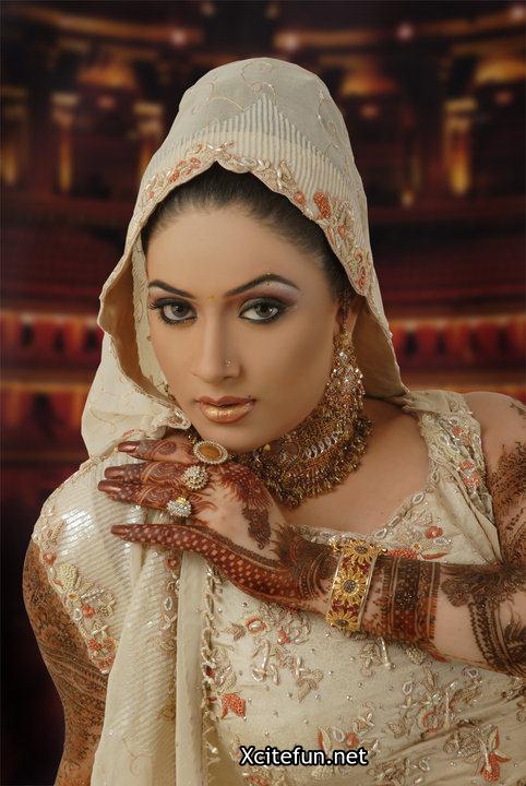 Bridal Smokey Eyes Shimmer Makeup And Mehndi Designs Collection !