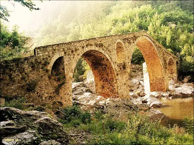 μια τοξωτή γέφυρα στο ποταμό Άρδα,