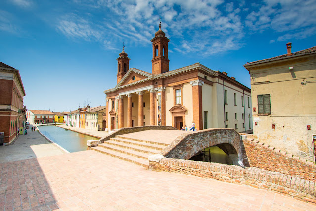 Ponte degli sbirri e Chiesa dei Santi Pietro e Paolo-Comacchio