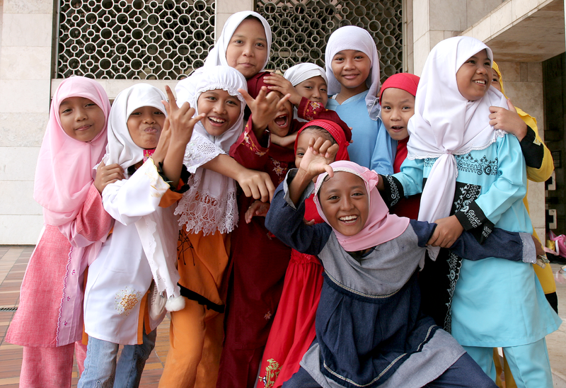 wallpaper islamic girls. Muslim girls at Istiqlal