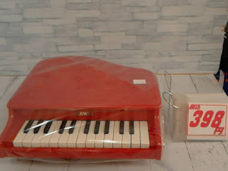 中古品　ＫＡＷＡＩ　レッド　ミニピアノ　３９８円