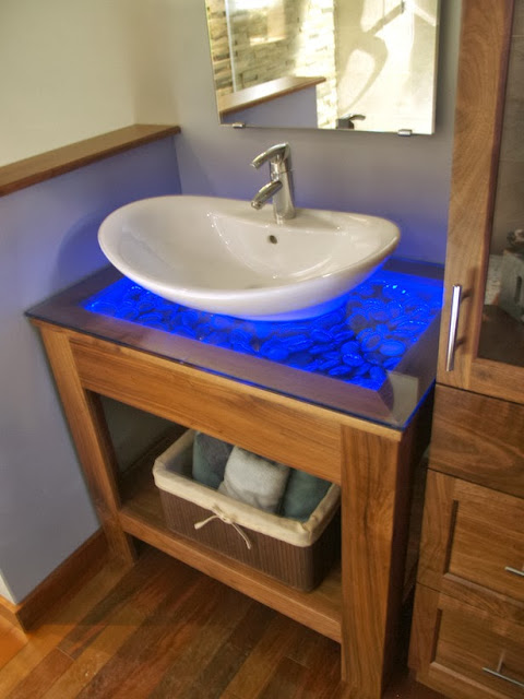 Desain Kamar Mandi dengan Lampu biru