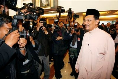 mi1: Anwar: Budget 2009 not good enough to attract FDI