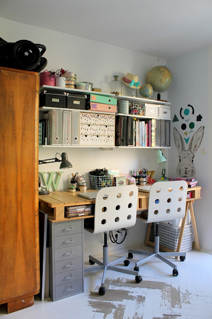biurko z palet, biuro, domowe biuro, magnetyczna tapeta, kawalerka, małe mieszkanie, organizacja miejsca pracy