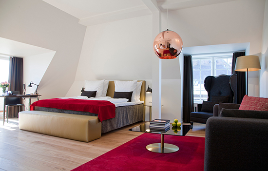 Desain interior kamar hotel dengan gaya scandinavia