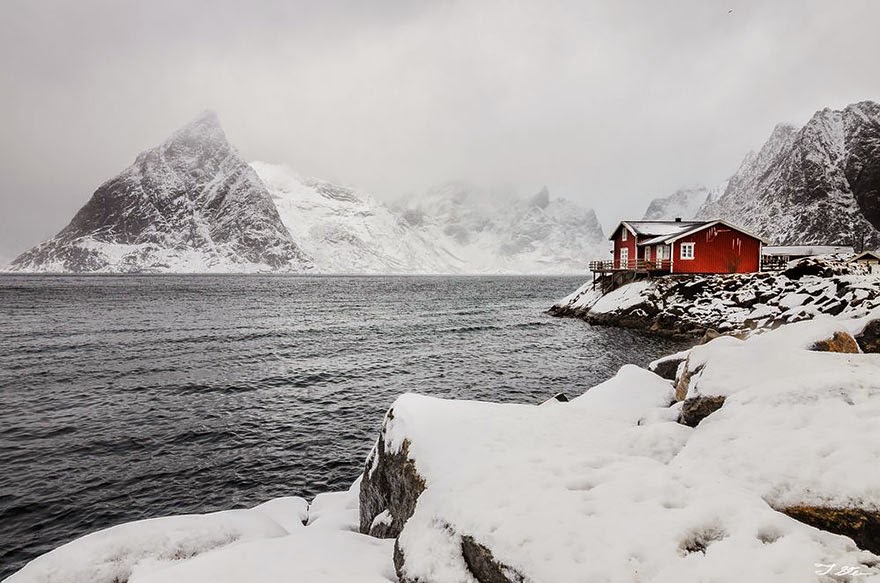 #9 Red House In Snowy Norway - 20+ Lonely Little Houses Lost In Majestic Winter Scenery