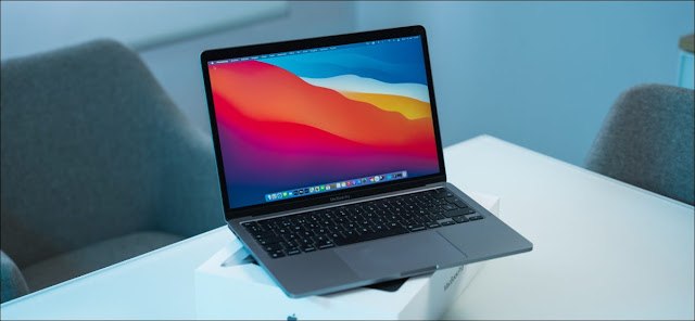 جهاز Apple MacBook Pro 2020 مع شريحة M1 Apple Silicon.