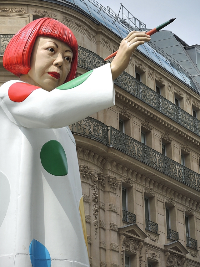 het beeld van Yayoi Kusama aan La Samaritaine