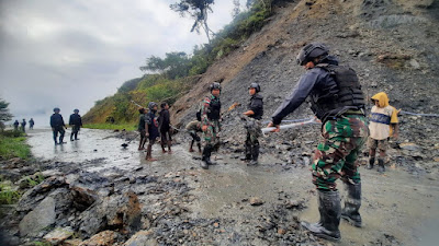 Yonif Raider 301/PKS, Atasi Timbunan Longsor Yang Terjadi Di Puncak Jaya Papua