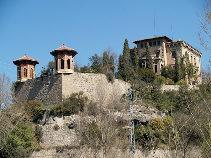 La Torre Nova de Cal Pons amb les seves glorietes des del pont del Llobregat