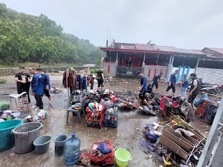 Kepala Imigrasi Kelas II TPI Parepare Turun Langsung Kerja Bakti Bersihkan Rumah Pegawai Yang Terdampak Banjir