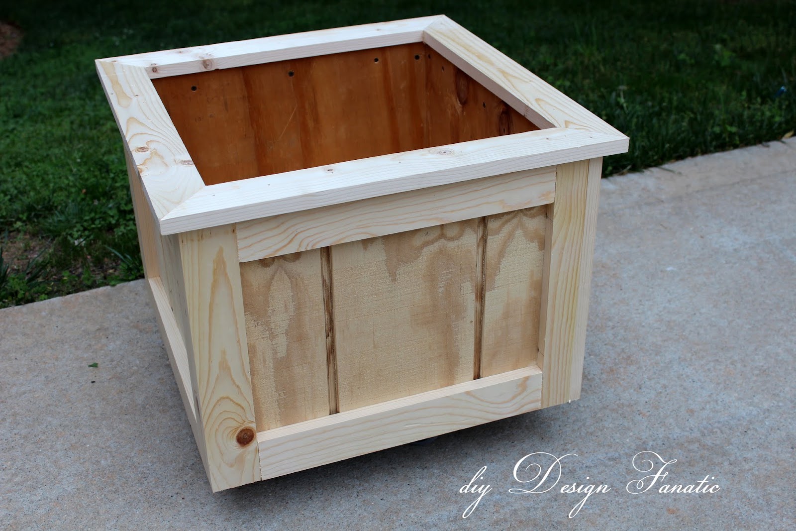 diy Design Fanatic: How To Make A Wood Planter Box