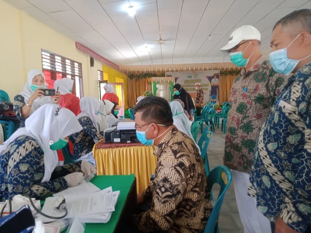 Cegah Penularan Covid-19, Camat dan Jajaran Kecamatan Peusangan Di Vaksin