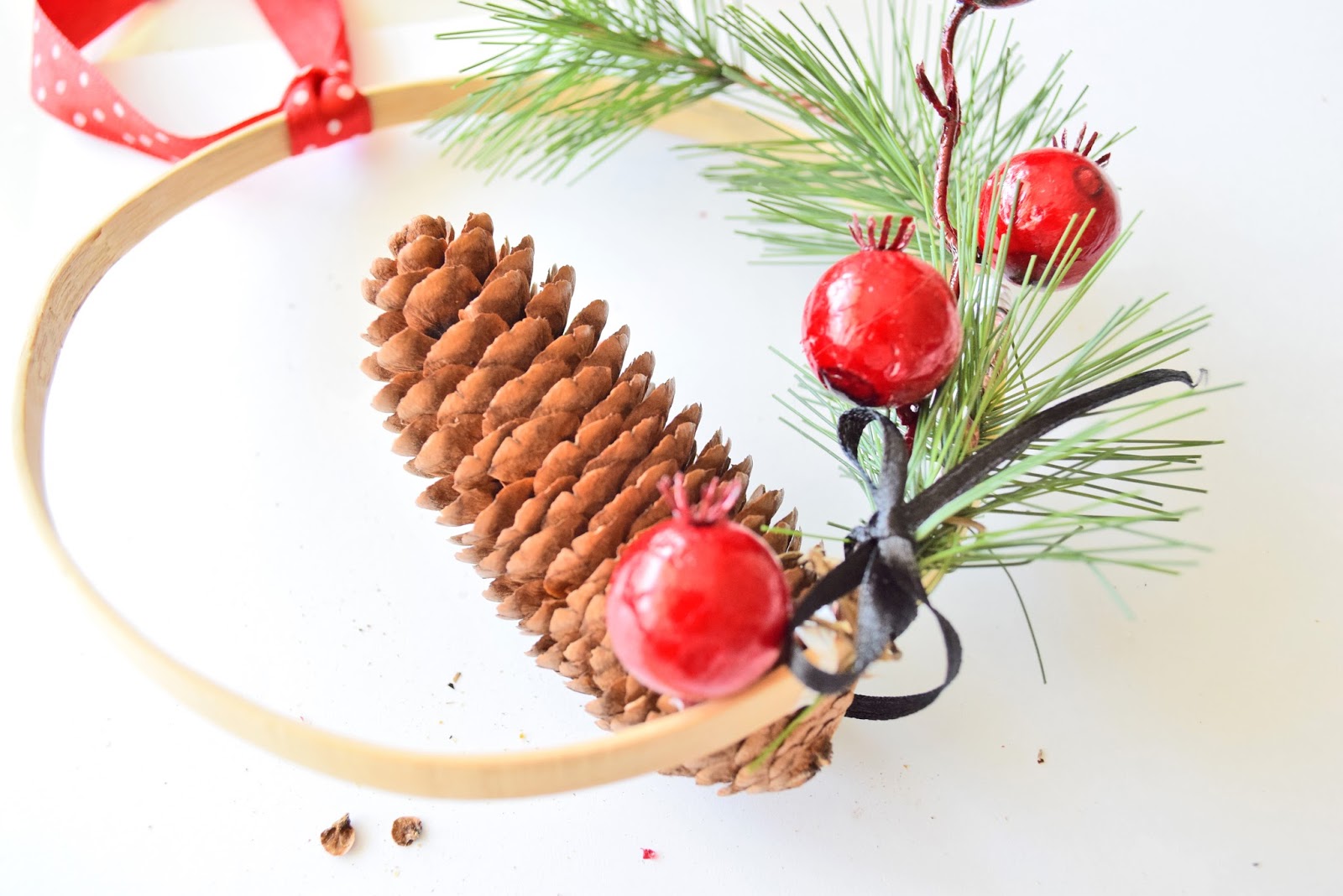 DIY Christmas Minimalist Wreath!