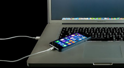 Sering Charge Smarphone Melalui Laptop Ini Bahayanya !