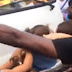 Policía amenazó con pistola a joven para que no impidiera que dos niñas pelearan: VER EL VÍDEO