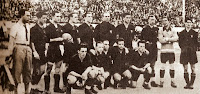 Selección de ESPAÑA - Temporada 1932-33 - Goiburu, Quincoces, Luis Regueiro, Elícegui, Zamora, Galé, Cilaurren, Guillermo Eizaguirre, Bosch; Ciriaco, Prat, Ibarra, Valle y Marculeta - YUGOSLAVIA 1 (Nicola Marjanovic), ESPAÑA 1 (Goiburu) - 30/04/1933 - Partido amistoso - Belgrado (Yugoslavia), estadio S. K. Jugoslavija - Alineación: Zamora; Ciriaco, Quincoces; Cilaurren, Valle, Marculeta; Prat, Luis Regueiro, Elícegui, Galé (Goiburu, 35') y Bosch