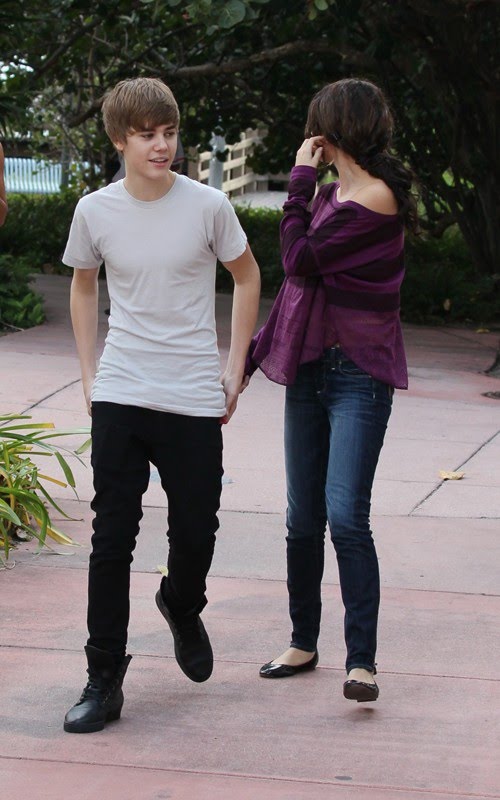 selena gomez and justin bieber on beach. Justin Bieber and Selena Gomez