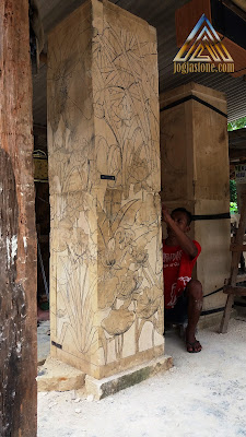 Pilar teras rumah motif pemandangan dibuat dari batu putih / batu jogja