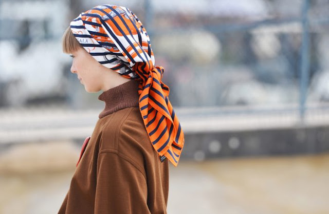 tendenza foulard autunno 2021 come indossare il foulard come abbinare il foulard idee su come indossare il foulard colorblock by felym blog di moda italiani italian fashion bloggers