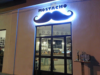 Entrada tapería Mostacho