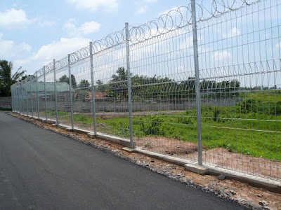  Proyek  Kawat  Silet Dan Pagar BRC Bandara Pattimura Ambon 