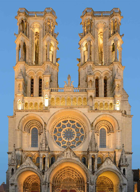 A fachada da catedral de Laon lembra a antiga catedral de Arras 