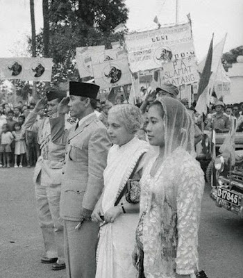 Kunjungan ke Bandung dengan istrinya Bu Fatwamati dan  Indira Gandhi