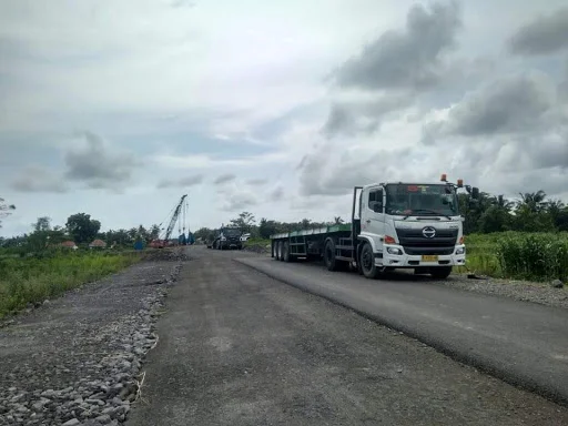 Girder Beton Datang, Proyek Jembatan Jalur Jalan Lintas Selatan (JJLS) Di Sungai Luk Ulo Di kebut?