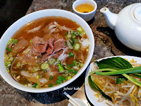 Que Ling Vietnamese in East Chinatown Toronto