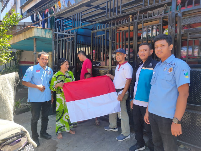 Jelang HUT RI Ke 77, Tagana Dan Pelopor Perdamaian Dinsos Sulsel Berbagi Bendera Merah Putih Di Kawasan Konflik