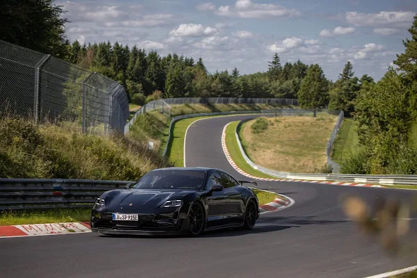 Porsche Taycan supera Tesla Model S Plaid