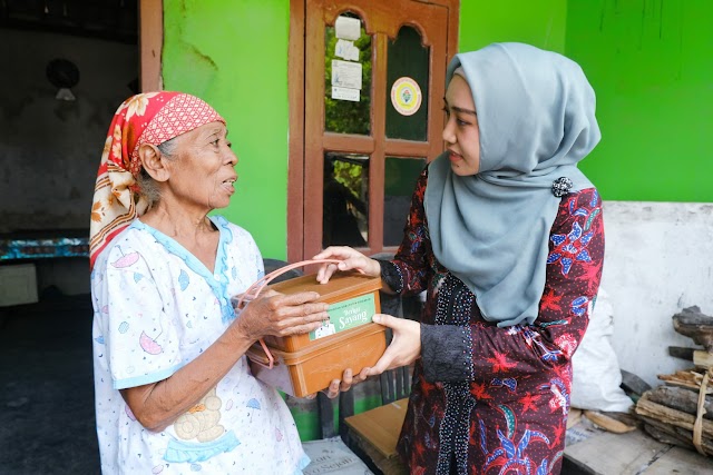 Ning Sasha Antar Ransuman ke Rumah Lansia, Pastikan Program Bantuan Makan Gratis Berjalan Lancar