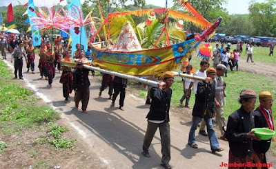 ritual budaya larung sejati pantai tambakrejo blitar