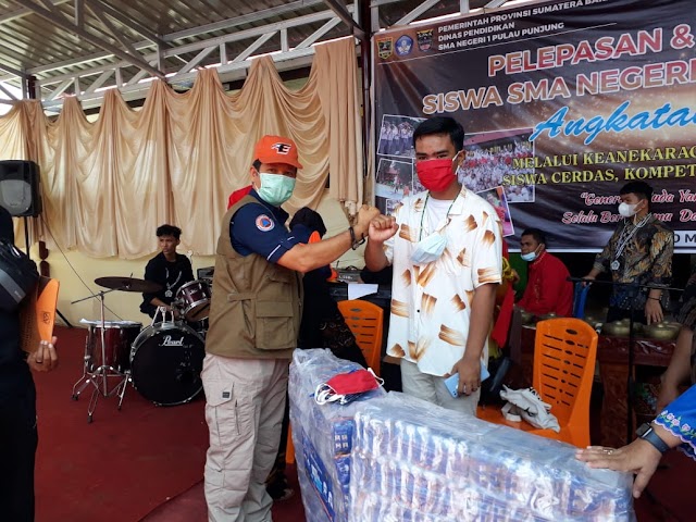 Tim Sejuta Masker BPBD Sumbar Membagikan Masker ke Sekolah, Dharmasraya