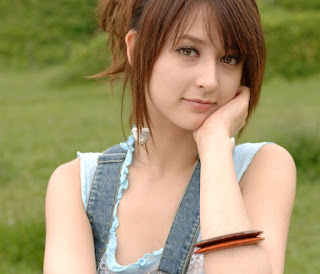 See some photos or videos of this cute girl! Very cute "Japanese" Model