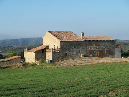 Cara nord del conjunt de Ripés, on es pot apreciar a la dreta Can Ripés i a l'esquerra Cal Joan de Ripés