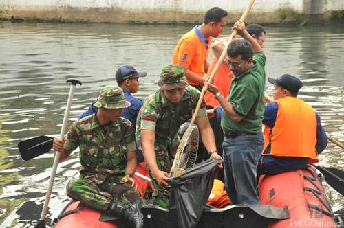 Hari Pertama 2013 Kostrad Bermain Air Kotor Di Kali Ciliwung