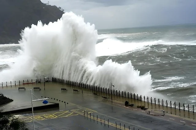 Los sismómetros indican que las olas oceánicas se vuelven más intensas debido al cambio climático. Estudio de 35 años muestra un aumento anual del 0,35 % en la energía de las olas desde el 2000. El océano Antártico destaca como el más afectado, amenazando costas y ecosistemas. Se subraya la urgencia de tomar medidas contra las consecuencias, como el aumento del nivel del mar y la erosión.