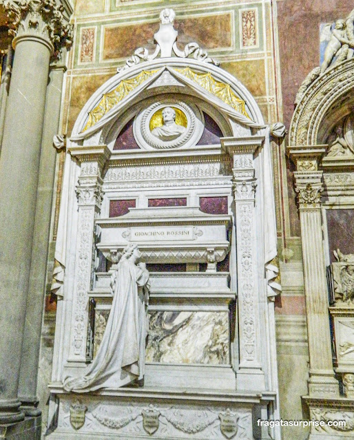 Tú,ulo do compositor Rossini na Basílica de Santa Croce em Florença