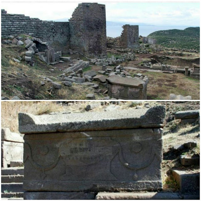 Саркофаги и стена крепости в Ассосе, Турция.