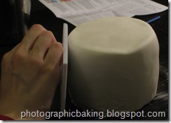 Smoothing the fondant